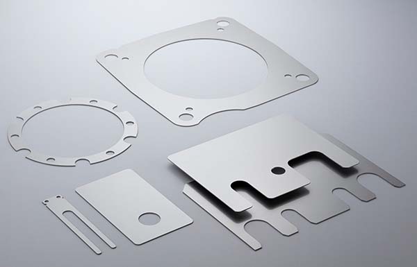 Beispiele von Abstandsblechen der Firma peel-plate in verschiedenen Formen und Größen