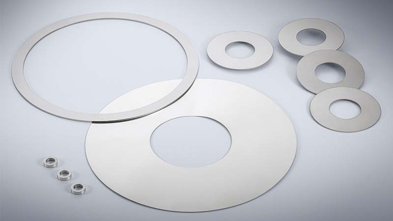 Beispiele verschiedener Beilagscheiben der Firma peel-plate in unterschiedlichen Größen und Stärken