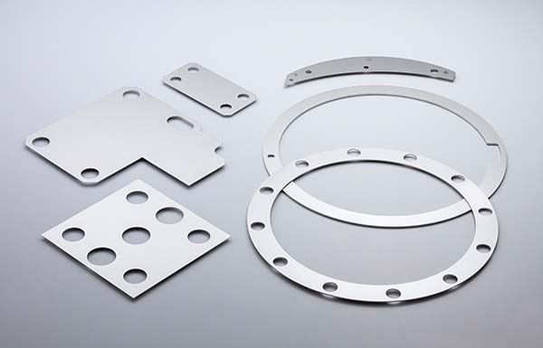 Beispiele von Passbleche der Firma peel-plate in verschiedenen Formen und Größen