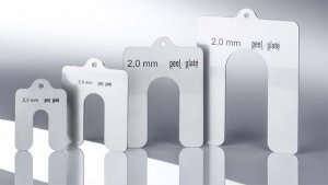 Standard-Passplatten der Marke single-plate mit gelochter Lasche in vier verschiedenen Größen