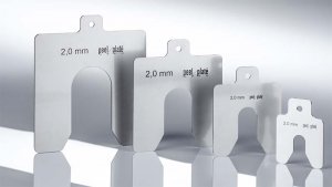 Standard-Passplatten der Marke vario-plate mit gelochter Lasche und Einführungsschlitz in vier unterschiedlichen Größen